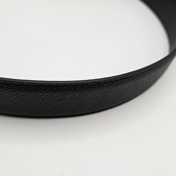 Luxurious Prada black leather belt with signature buckle - Picture 2 of 6